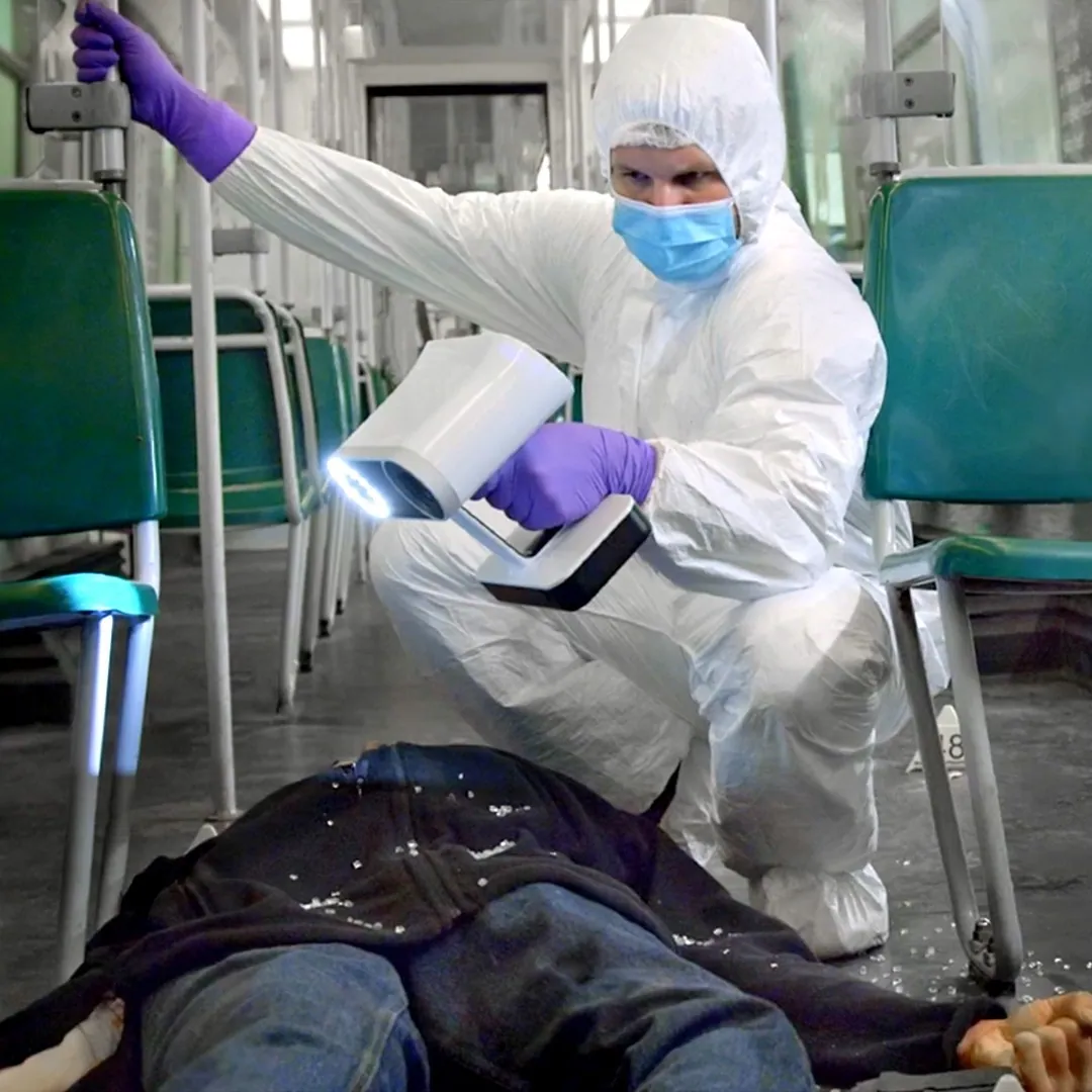 Forensisch specialist documenteert een nagebouwde plaats delict met een Artec Leo 3D-scanner