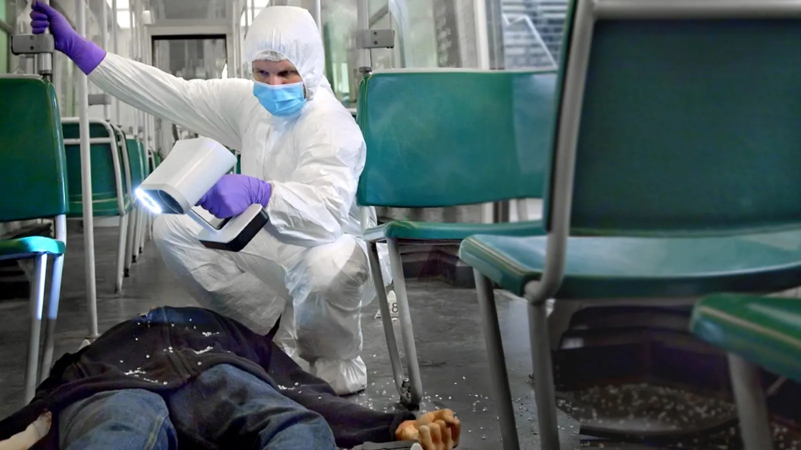 Uno specialista forense documenta una scena del crimine simulata con uno scanner 3D Artec Leo