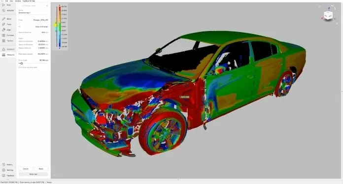 Mappa delle distanze tra superfici in Artec Studio di una Dodge Charger incidentata, con il frontale e la fiancata deformati in colori caldi