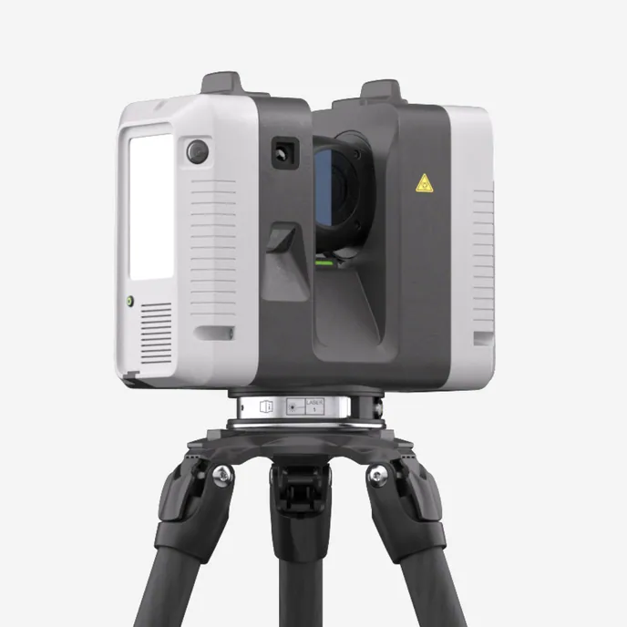 Laserscanner Artec Ray II mit großer Reichweite auf einem Stativ